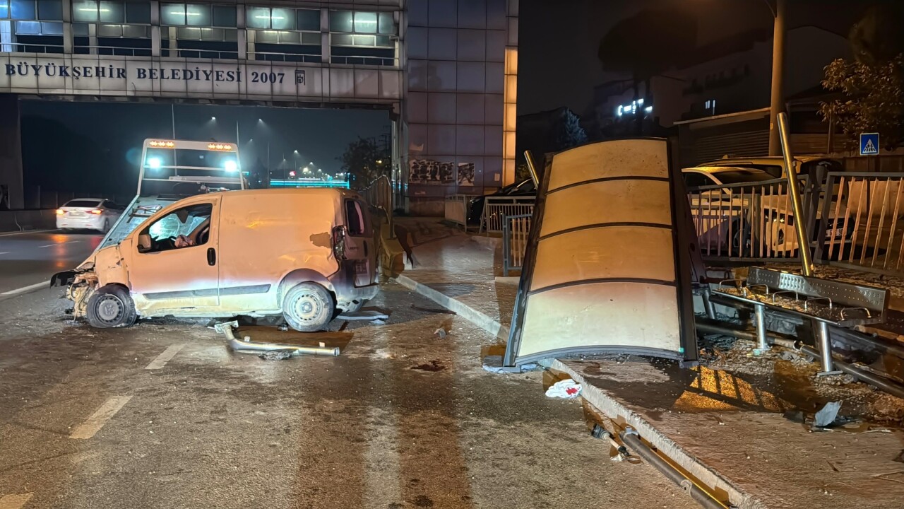 Otobüs durağına çarpan hafif ticari aracın sürücüsü yaralandı