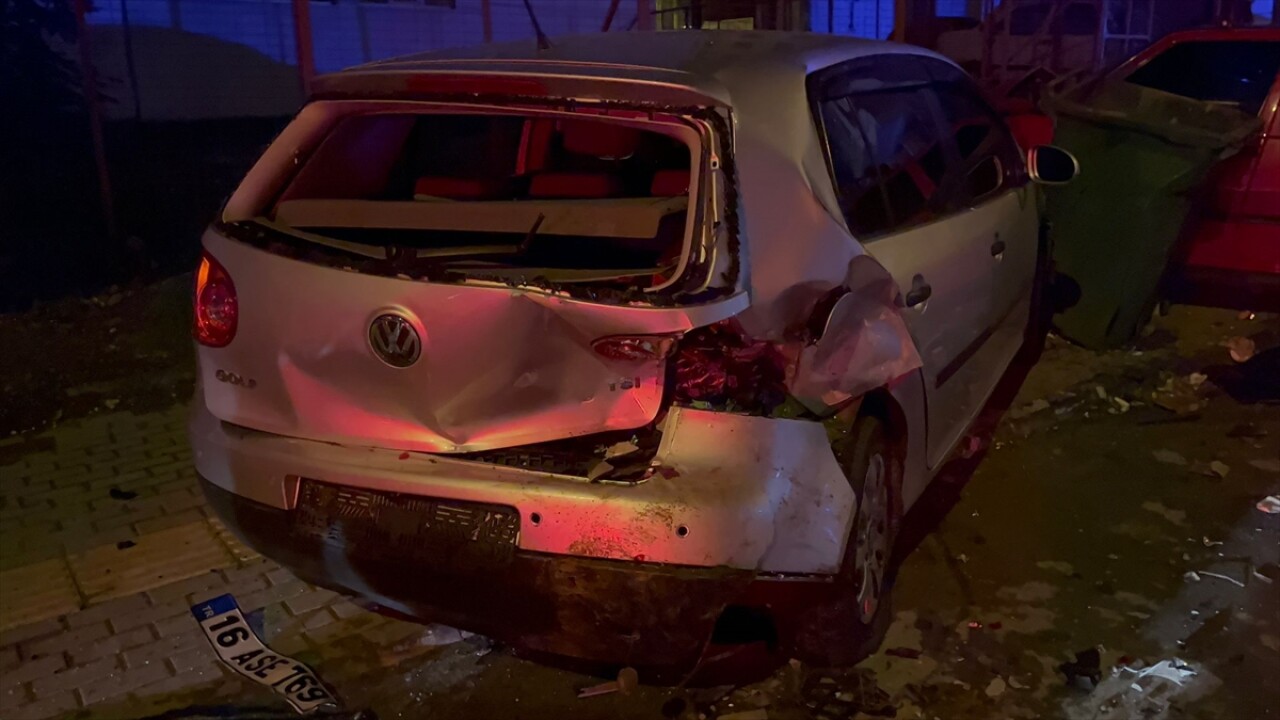 Park halindeki üç araca çarpan otomobilin sürücüsü kaçtı