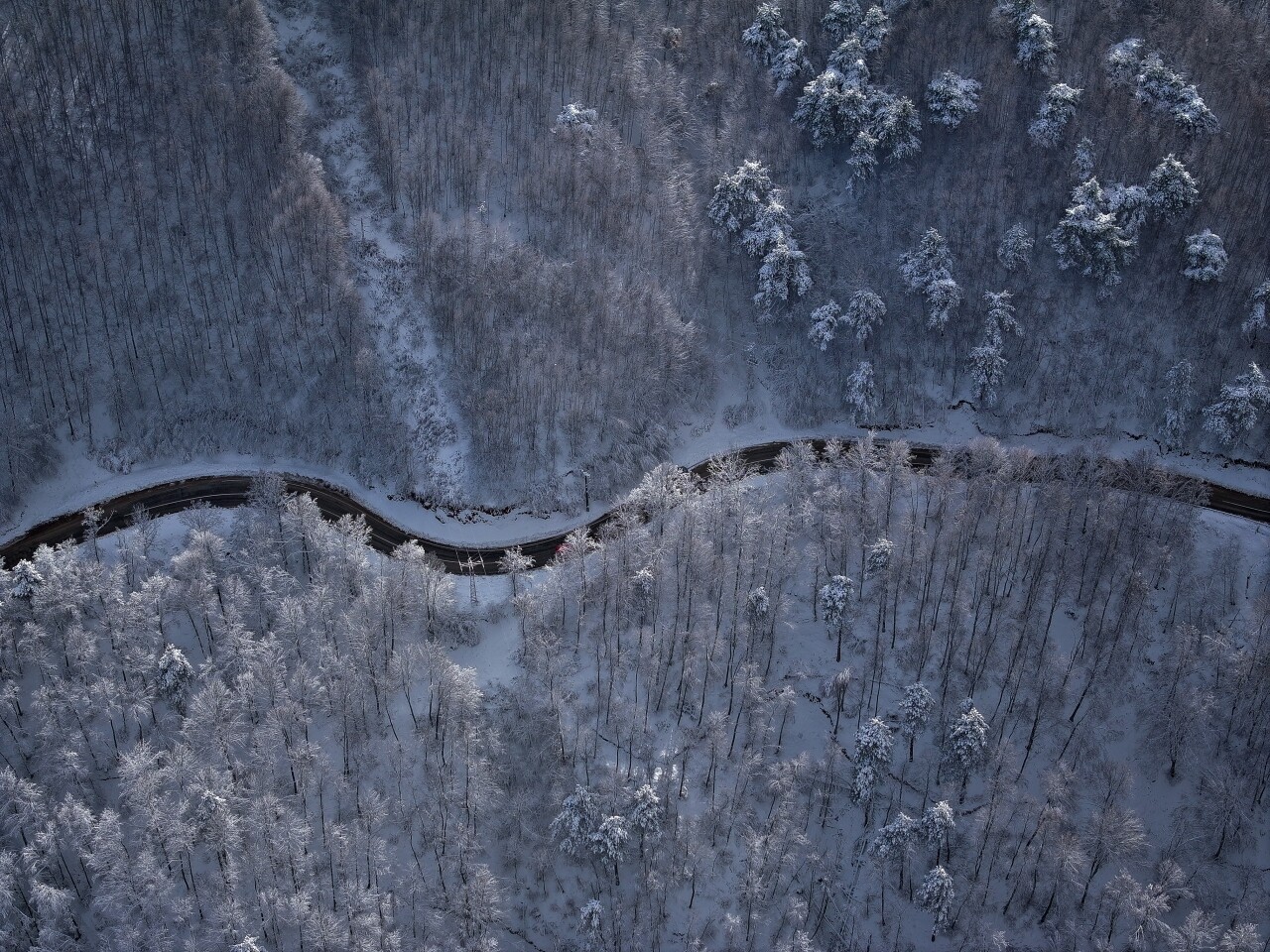 Uludağ yamaçlarının kıvrımlı yolları beyaza büründü