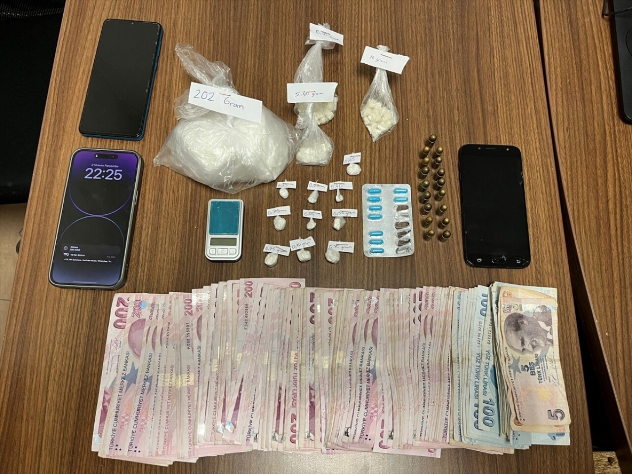 Uyuşturucu operasyonunda yakalanan 3 kişiden 1'i tutuklandı