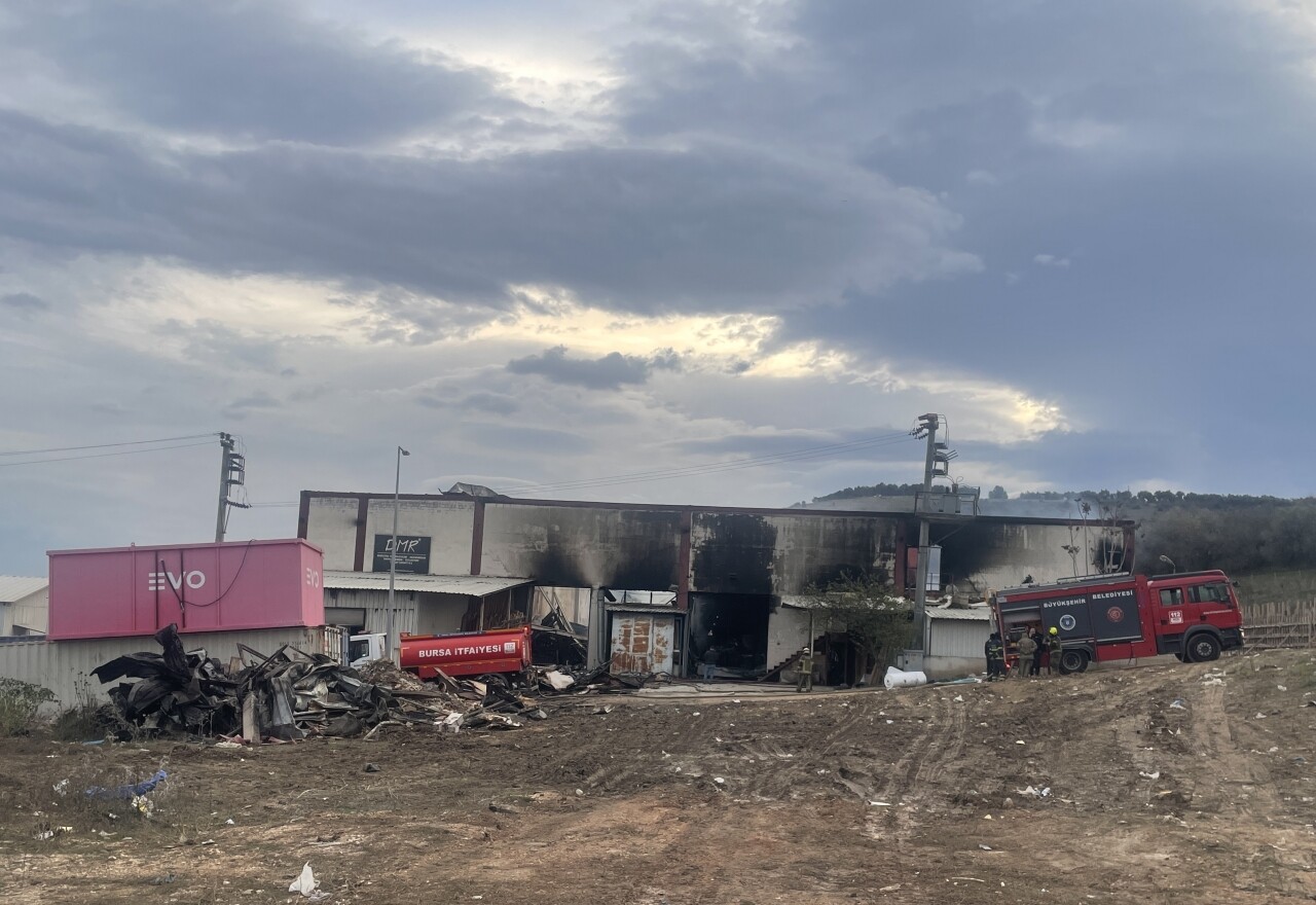 Yanan mobilya imalathanesinde soğutma çalışması sürüyor