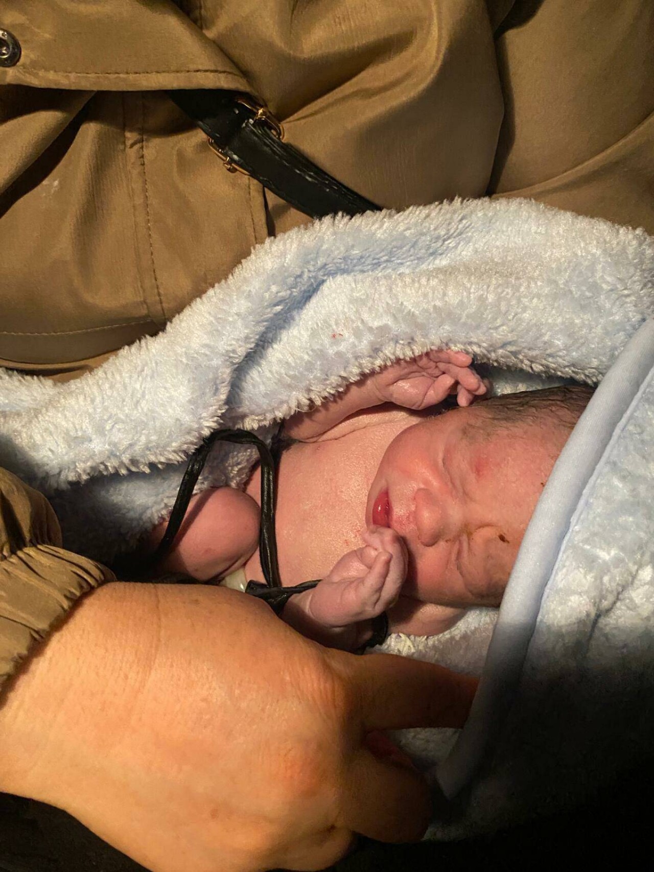 Yolda mahsur kalan kadın, jandarma aracında doğum yaptı