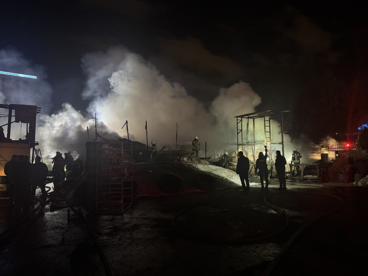 Ahırda çıkan yangında çok sayıda hayvan telef oldu