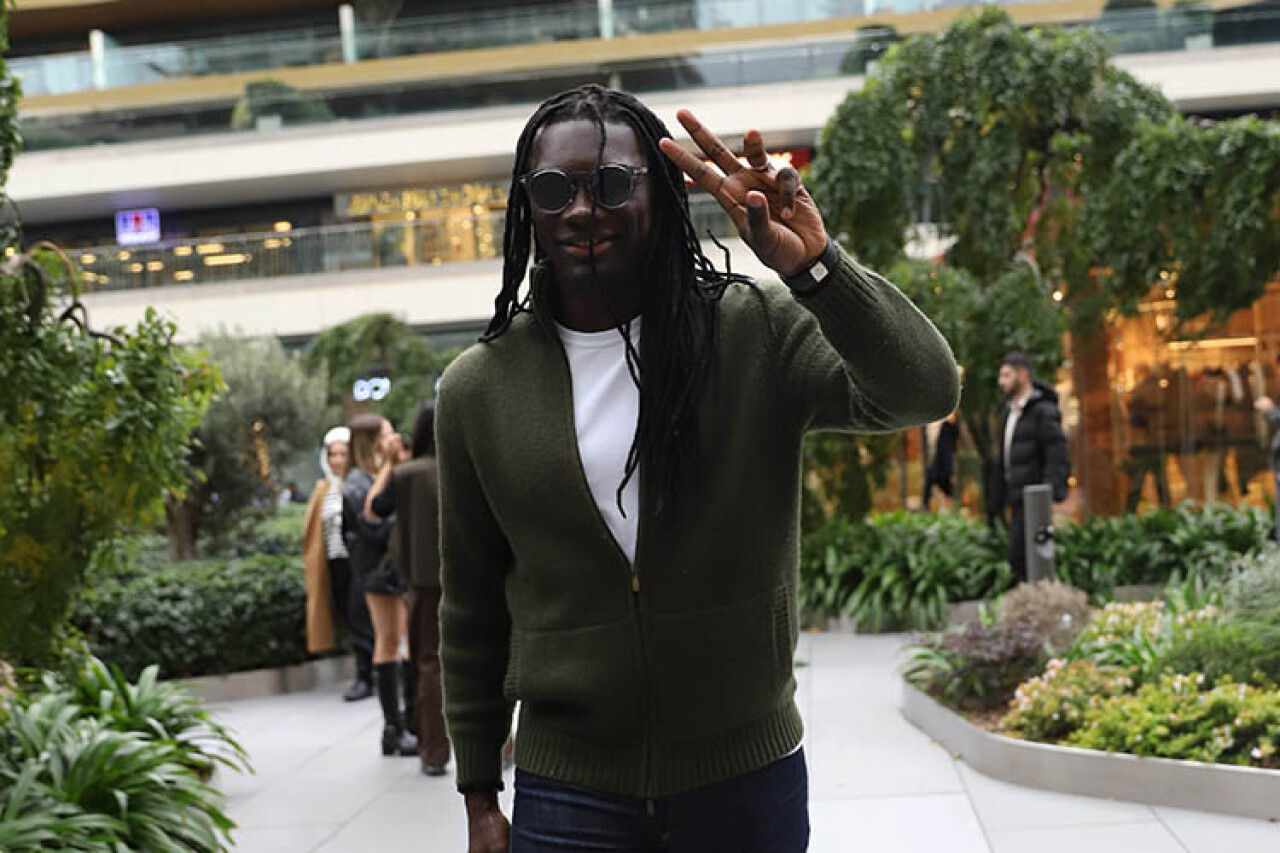 Bafetimbi Gomis ayağının tozuyla alışverişte