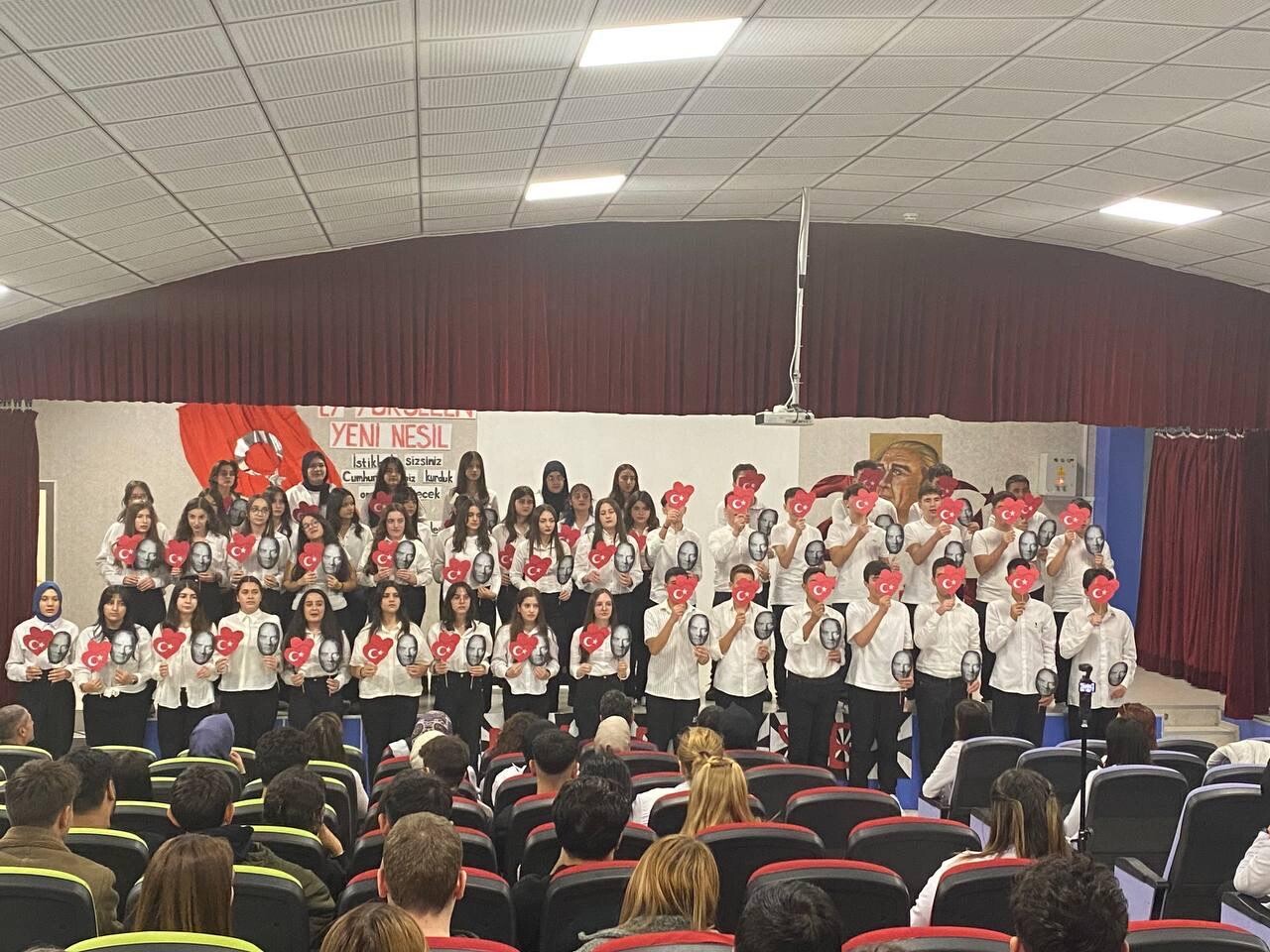 29 Ekim'e özel marş yazdı öğrencileriyle söyledi