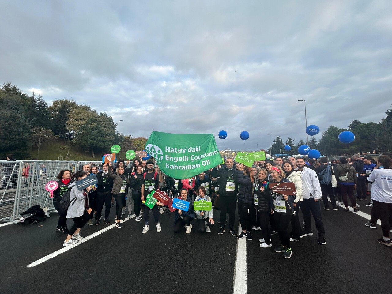 Gönüllü koşucular engelli çocukların kahramanı oldu