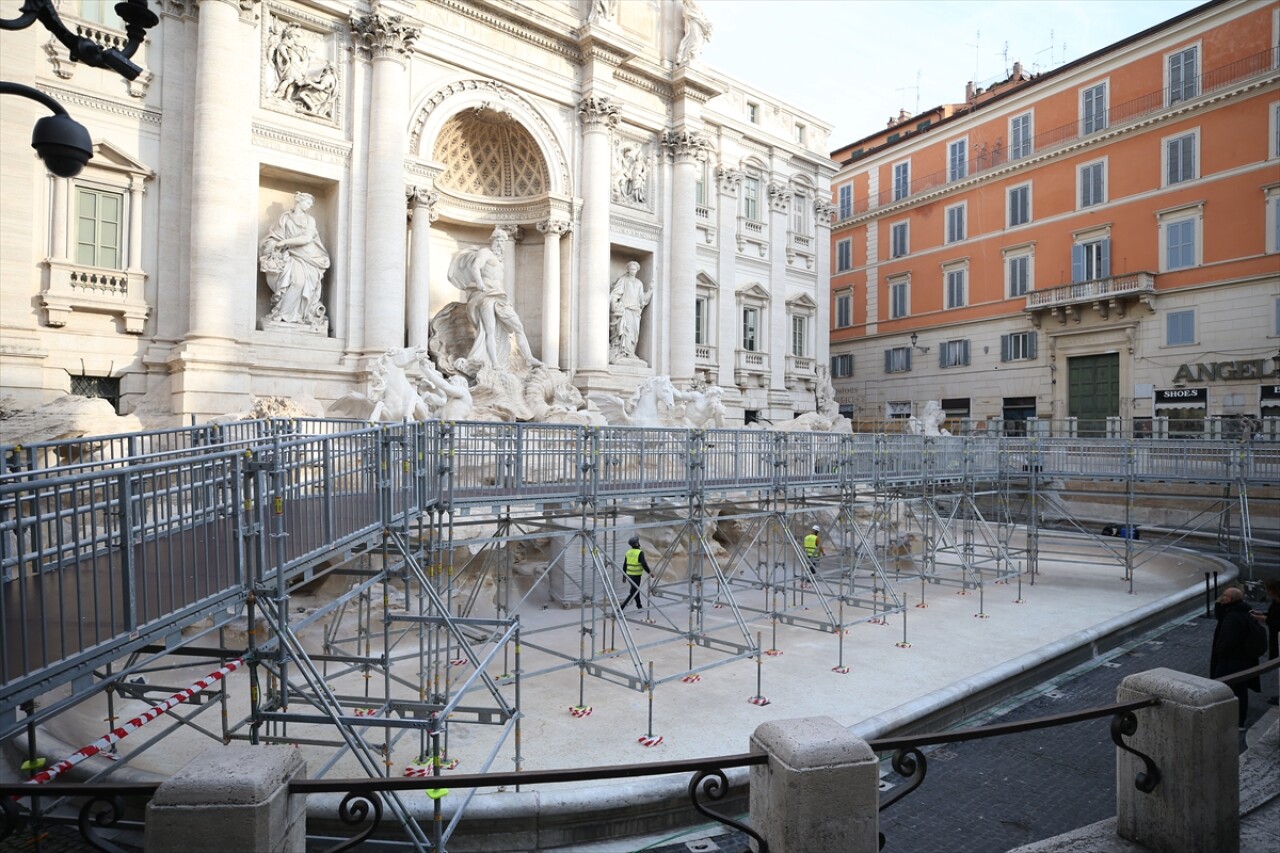 Trevi Çeşmesi'ne portatif yürüyüş yolu yapıldı