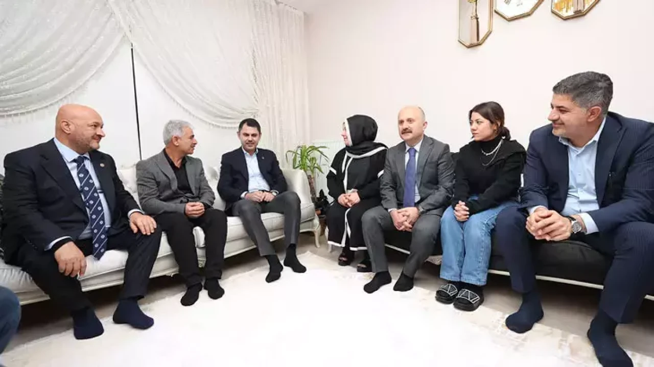 Bakan Kurum, Adıyaman'da depremzede öğretmenin yeni evine misafir oldu