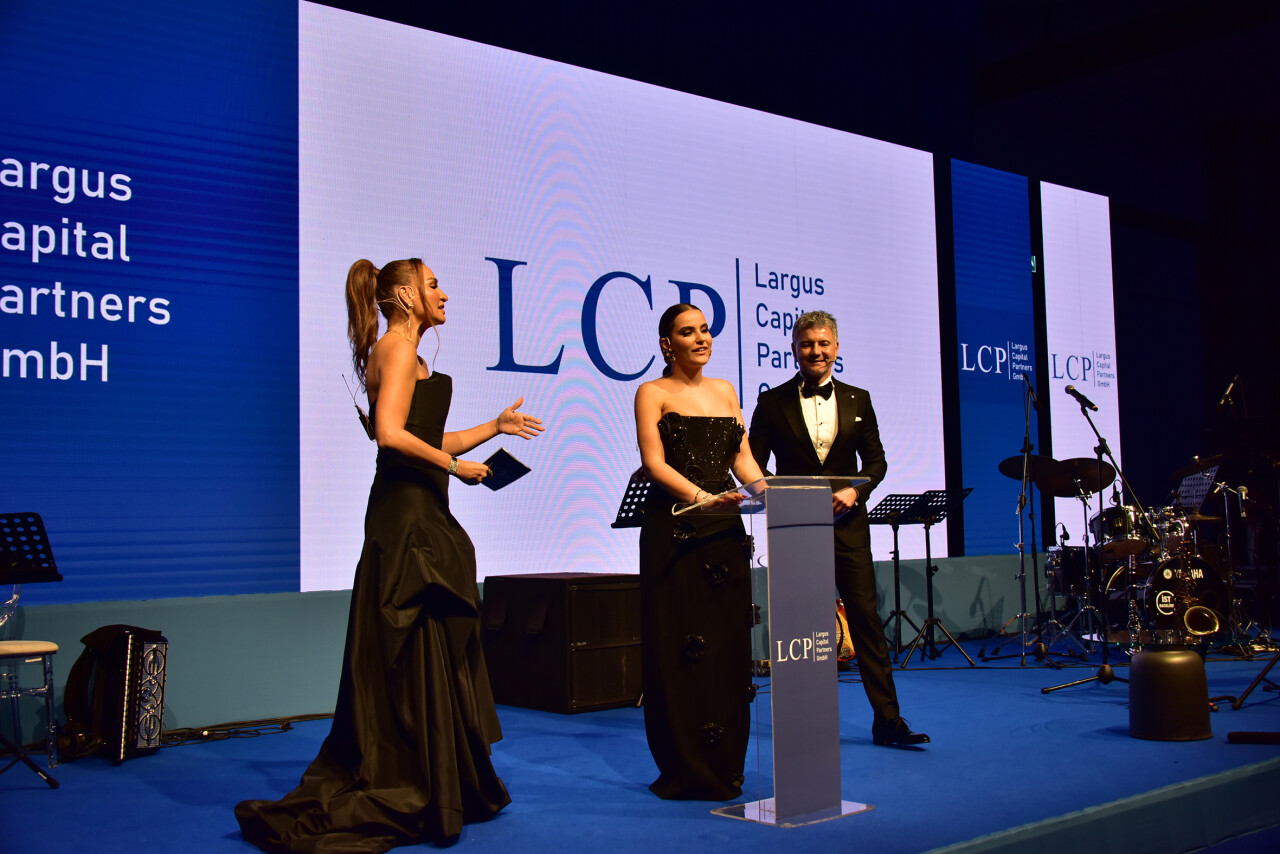 Ünlü isimleri buluşturan davet