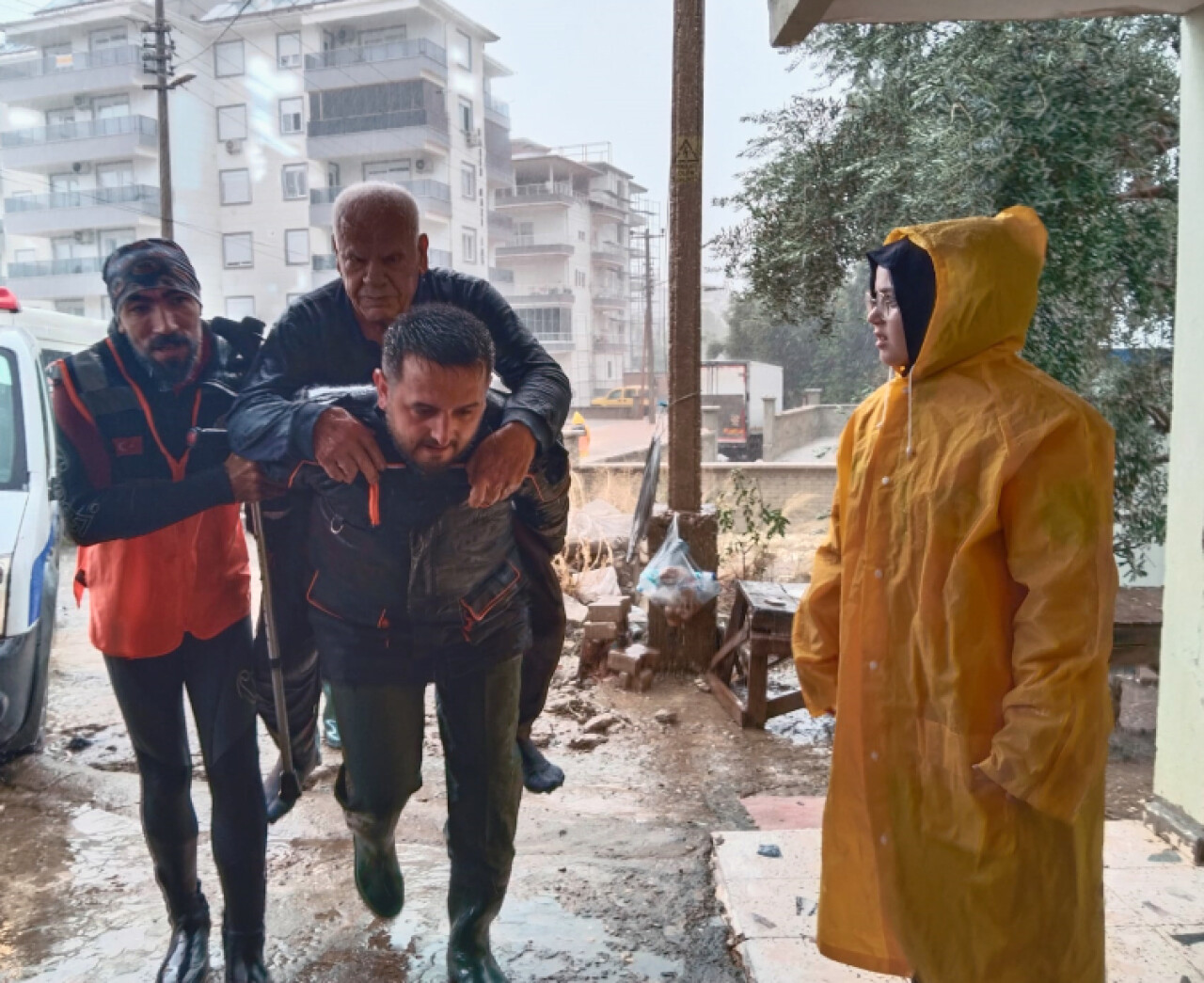 Antalya'daki sağanakta 403 kişi mahsur kaldı