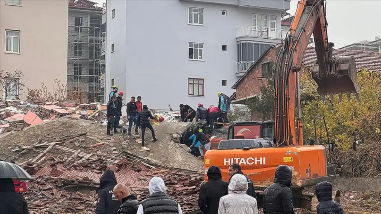 Malatya'da ağır hasarlı bina yıkılırken iş makinesinin üzerine devrildi