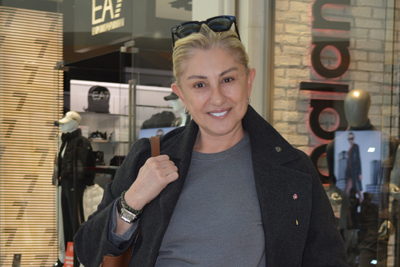 Muazzez Ersoy sahne alışverişinde