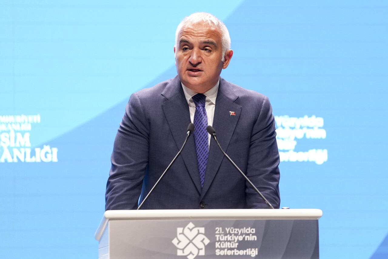 Bakan Ersoy'dan büyük başarı! 8 bin eseri ülkemize geri getirdi