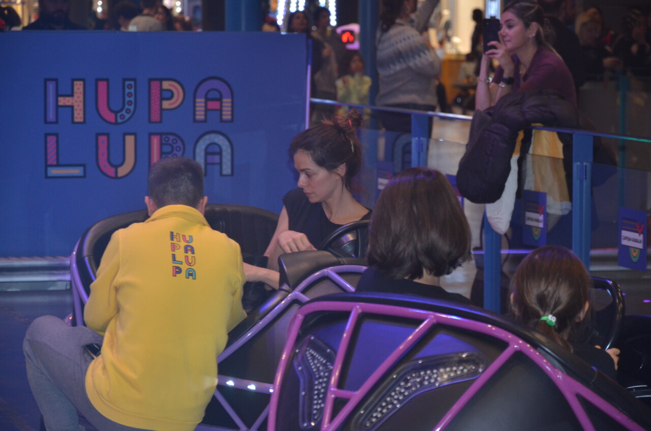 Özge Özpirinçci, kızıyla alışveriş keyfinde