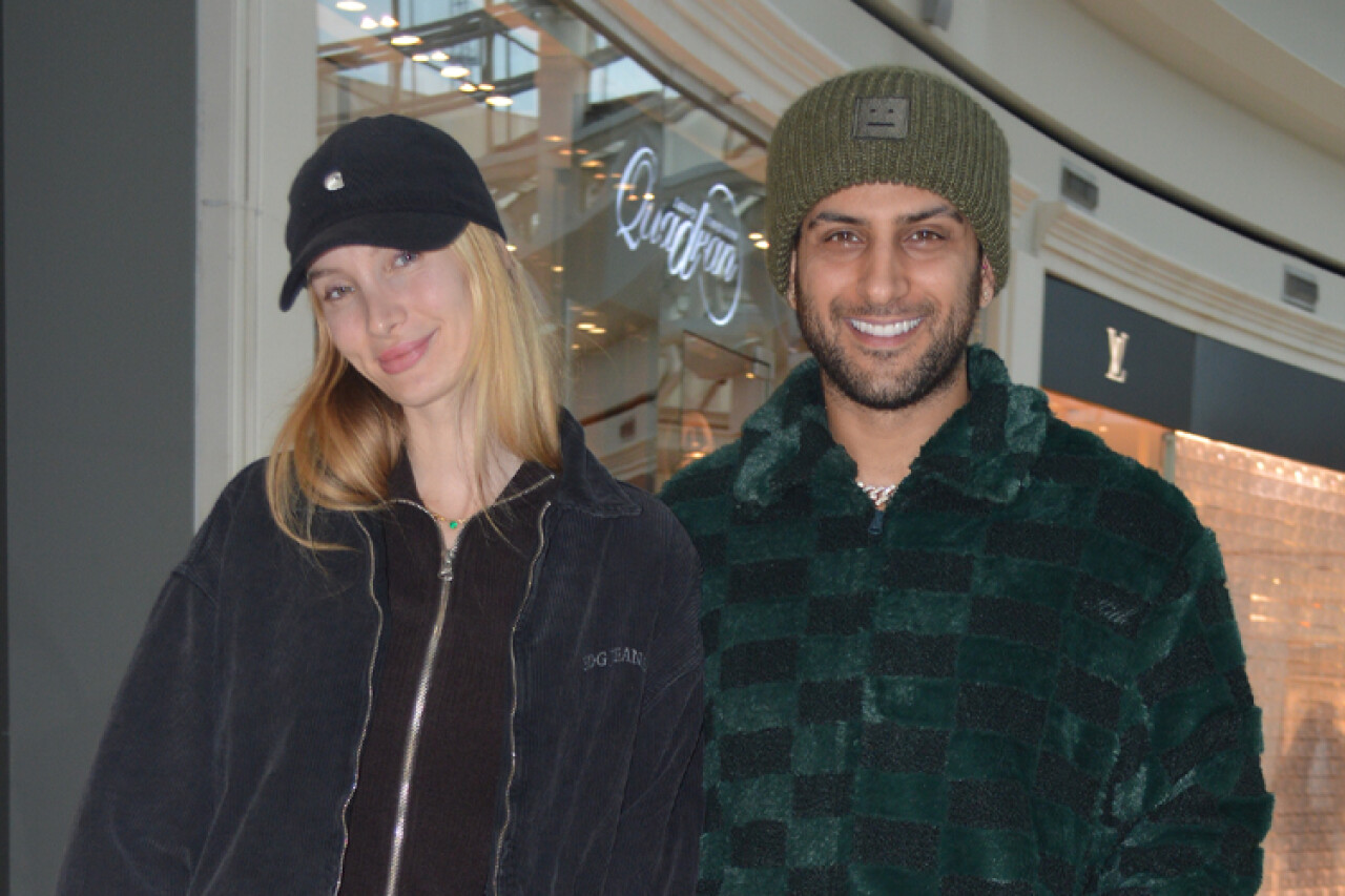 Çiçeği burnunda çift alışveriş keyfinde