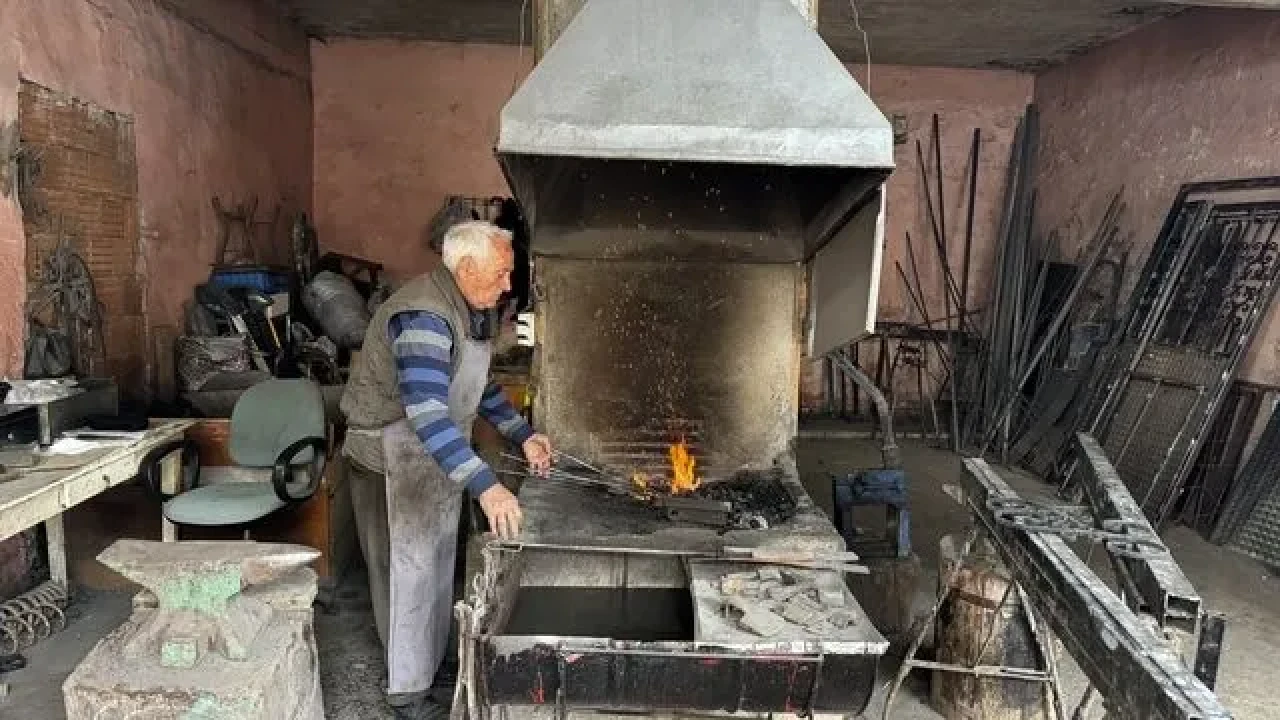 68 yıldır ateş başında demir dövüyor