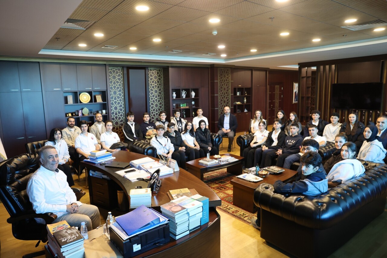 Başkan Abdurrahman Dursun gençlerle bir arada