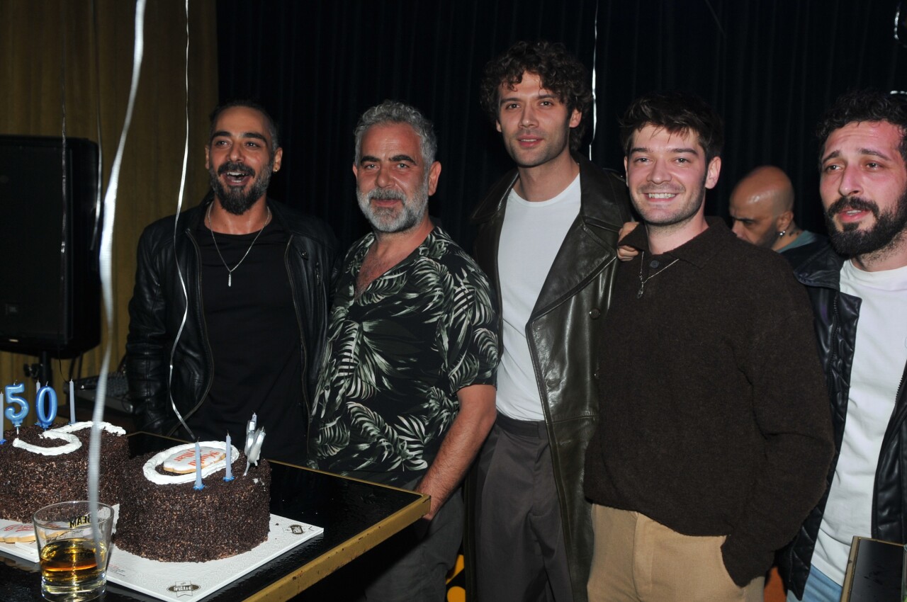 Yurdaer Okur'a dostlarından sürpriz kutlama