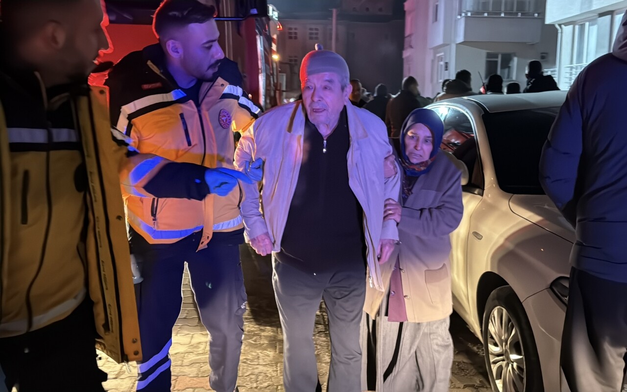 Bolu'da apartman otoparkındaki 2 araç çıkan yangında hasar gördü