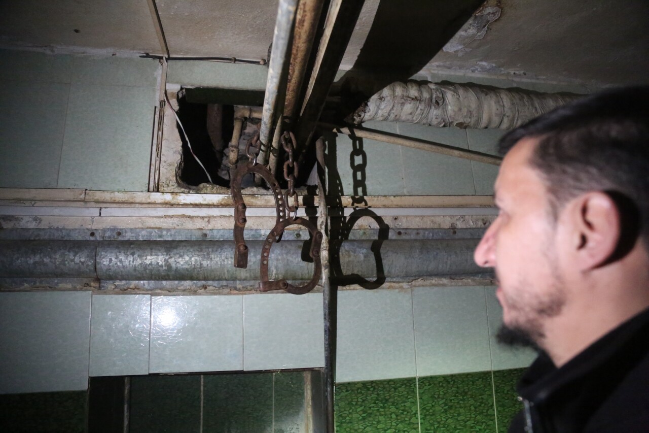 Devrilen rejimin Halep güvenlik birimindeki işkence aletleri görüntülendi