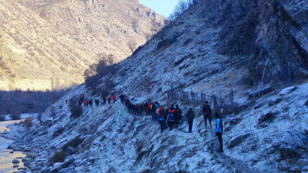 Hakkari'de kayalıklardan düşen 19 yaşındaki genç hayatını kaybetti