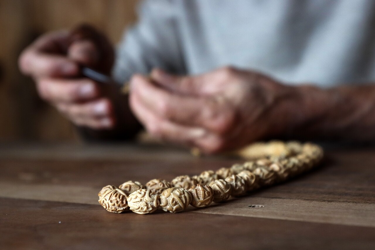 Kani usta ahşap tespih tanelerine Ayet-el Kürsi ve Asr suresini işledi