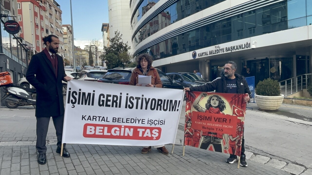 Kartal Belediyesi'nin işten çıkardığı işçi, belediye önündeki eylemini sürdürüyor
