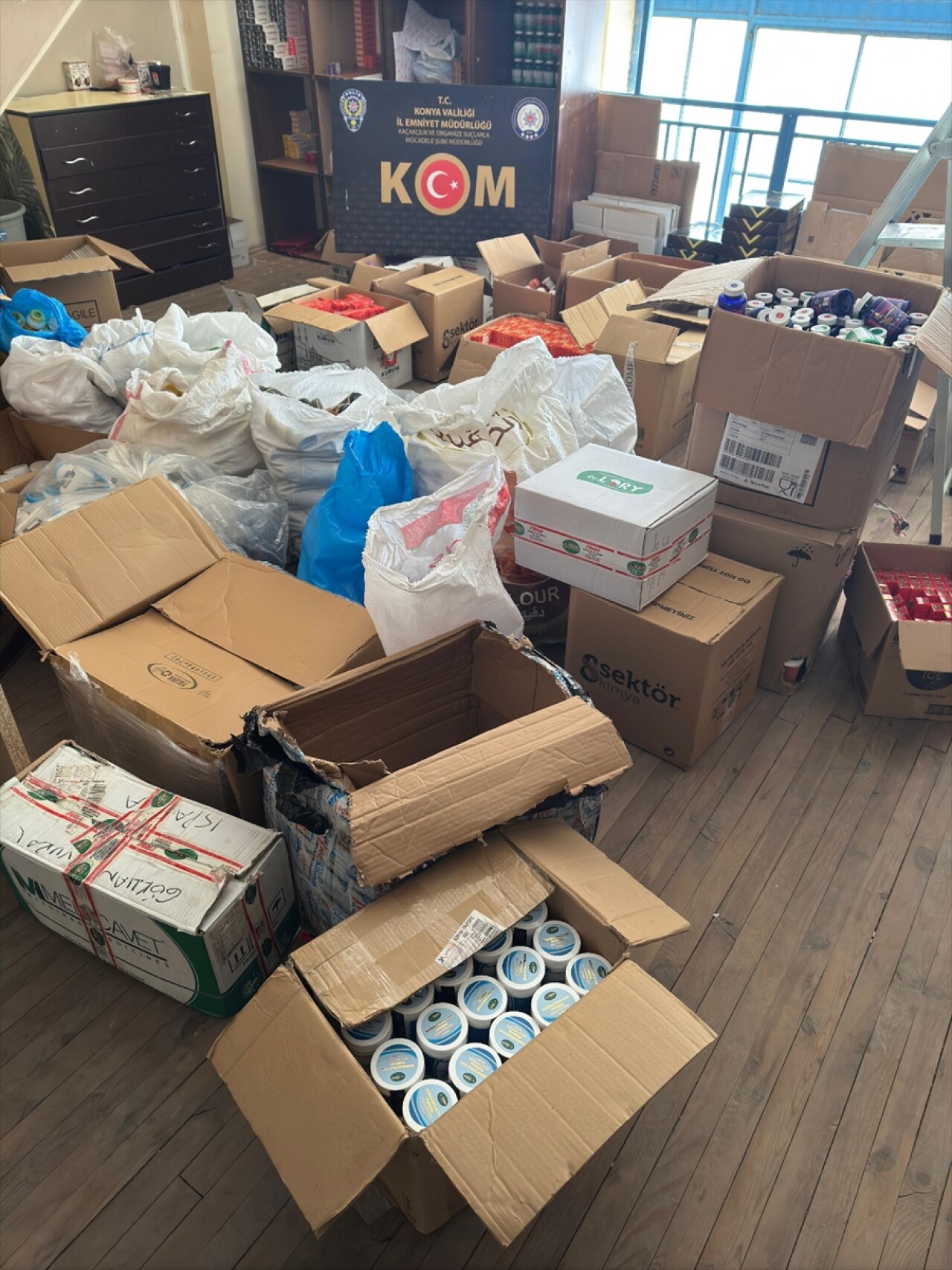 Konya'da yasaklı kanatlı hayvan ilaçlarını sattığı belirlenen şüpheli yakalandı