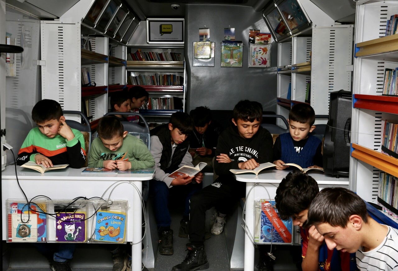 Köylerdeki çocuklar Gezici Kütüphane'nin yolunu gözlüyor