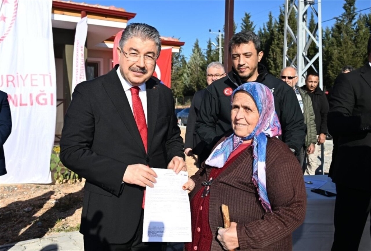 Osmaniye'de yapılan 20 köy evinin anahtarı depremzedelere teslim edildi