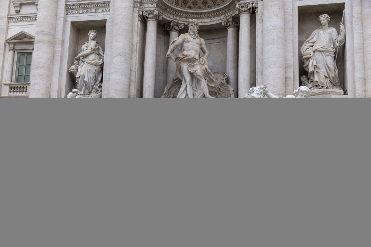 Roma'nın tarihi Trevi Çeşmesi bakım çalışmalarının ardından yeniden açıldı