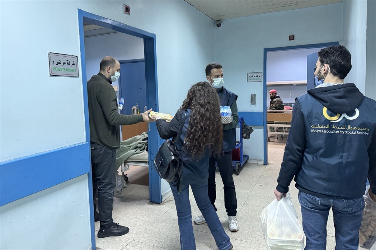 Suriye'nin başkenti Şam'da gönüllü gençler hastalara ve doktorlara umut oluyor