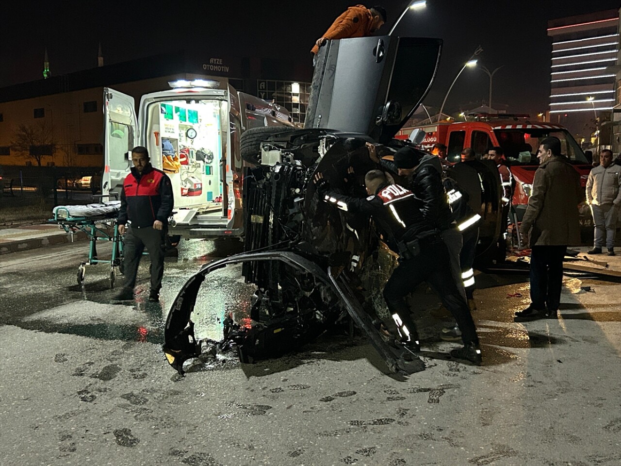 Uşak'ta otomobilde sıkışan sürücü itfaiye ekiplerince kurtarıldı