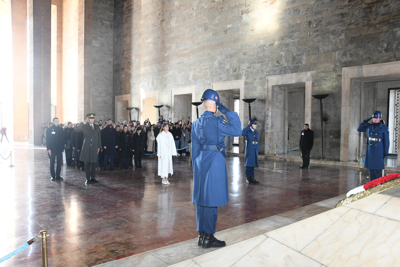 Ata'nın huzurunda tüm dünyada barış dileği
