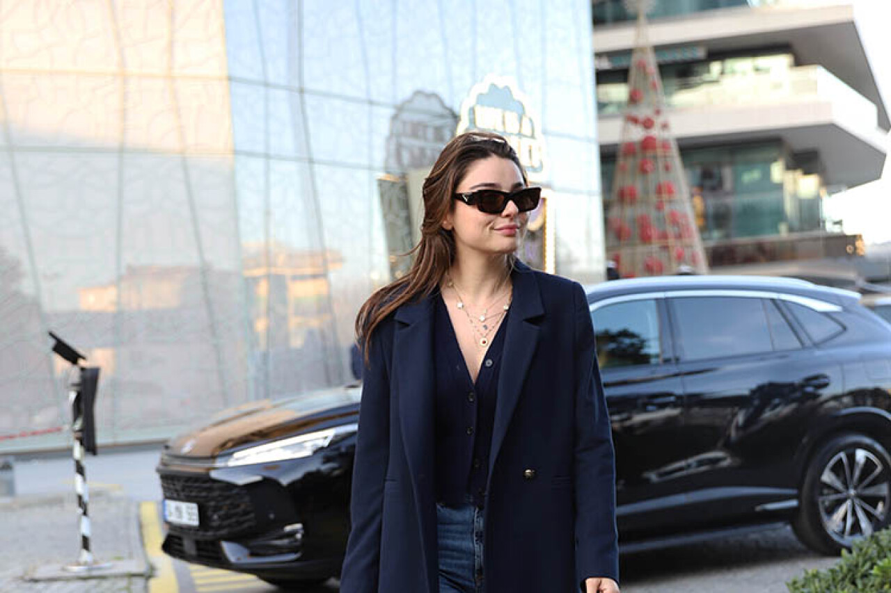 Şık AVM tarzı ile büyüleyen Ayça Ayşin Turan dikkatleri üzerine çekti