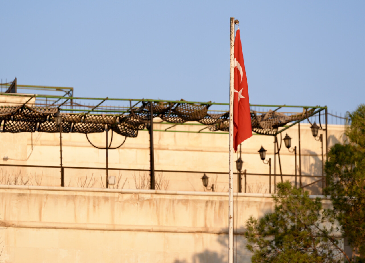 Türkiye'nin Şam Büyükelçiliği yeniden açıldı Türk Bayrağı göndere çekildi