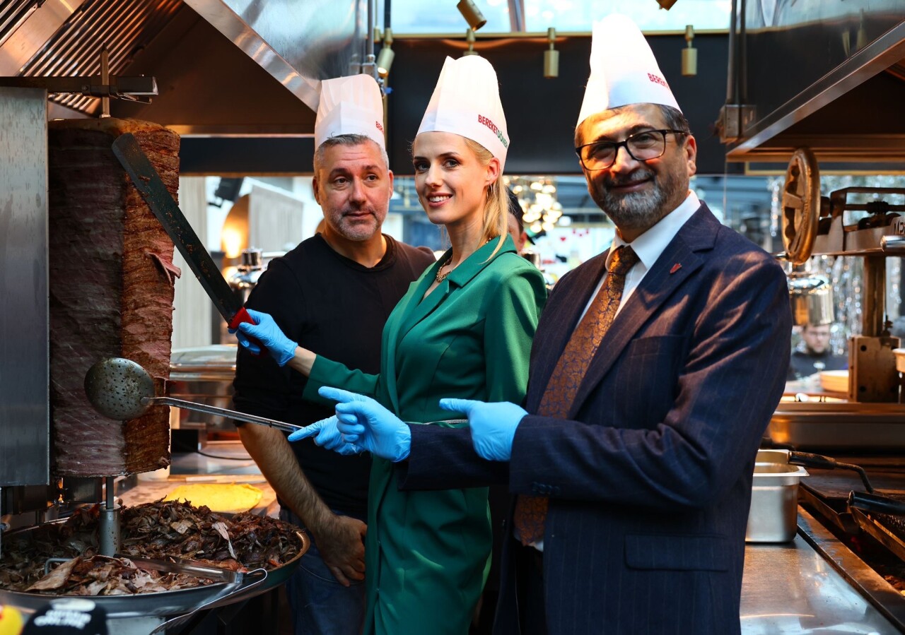 Herkes biliyor ki döner Türkiye'nin! Wilma Elles ve Orhan Kılıç, Orada Dur dedi