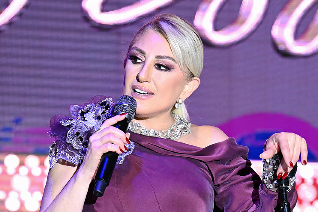 Nostalji müziğin kraliçesi Kıbrıs'ı uçurdu