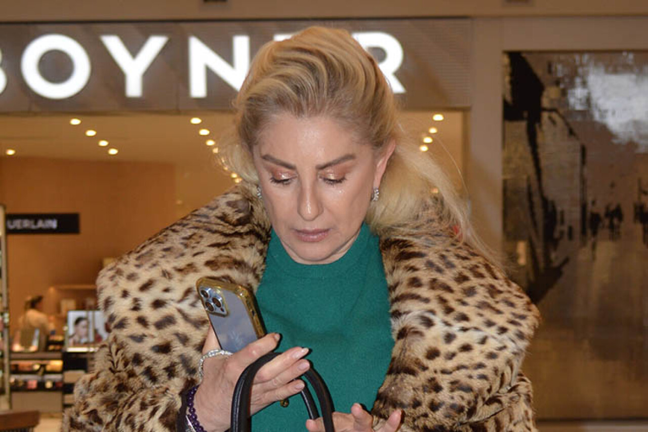 Muazzez Ersoy sahne alışverişinde