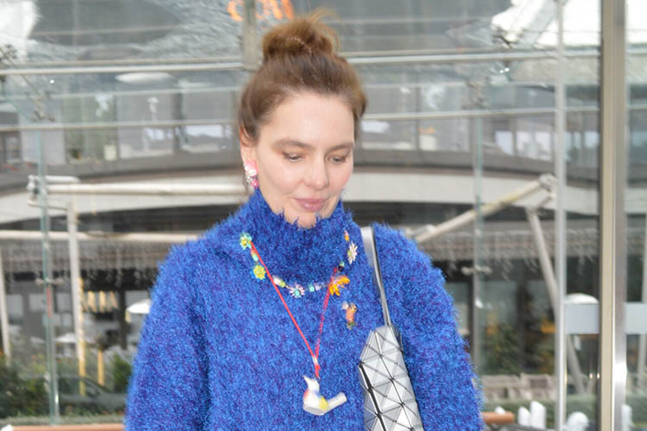 Nil Karaibrahimgil doğal güzelliği ile dikkat çekti