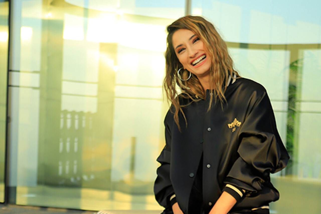 Güzel oyuncu Nilay Erdönmez zirveden İstanbul'u izledi