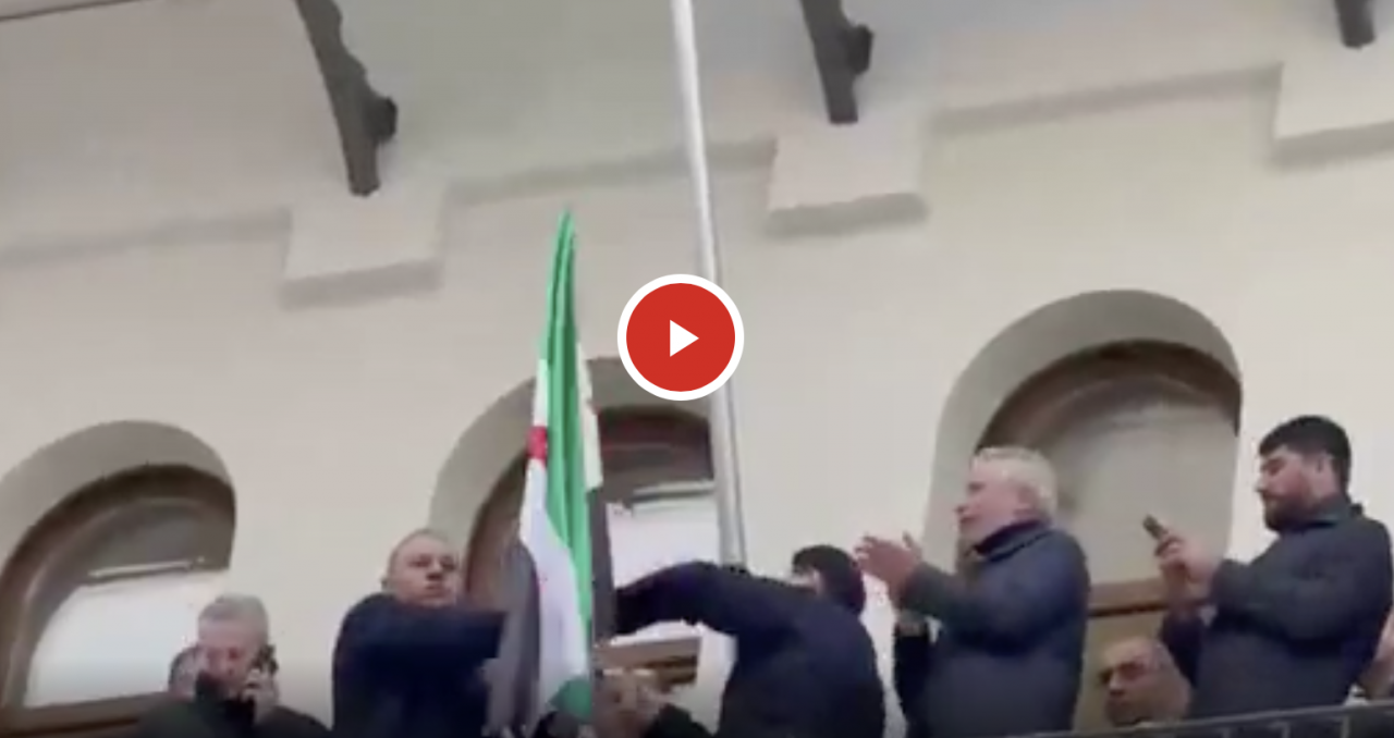 Moskova'da Suriye Büyükelçiliğine yeni Suriye bayrağı çekildi