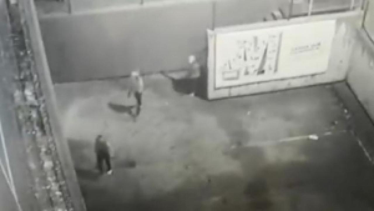 Silivri'de bekçi ile şüpheliler arasında kovalamaca kamerada