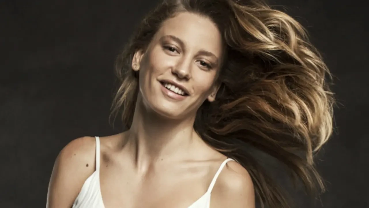 Serenay Sarıkaya İngilizce röportajıyla gündemde! 2