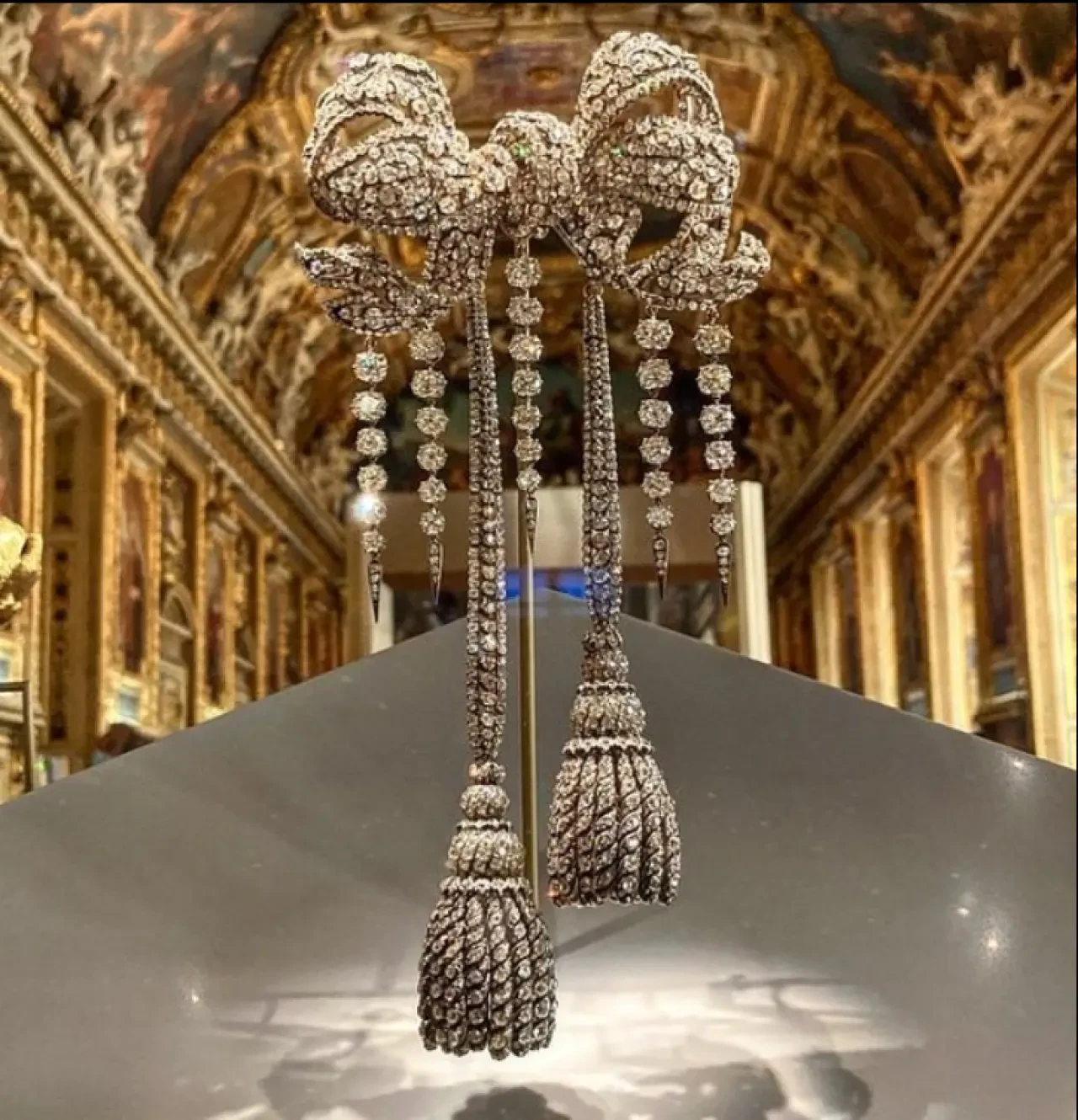 Louvre Müzesi’nde Şok Soygun! Çalınan Mücevherler ve Efsanevi Eserler Ortadan Kayboldu 14