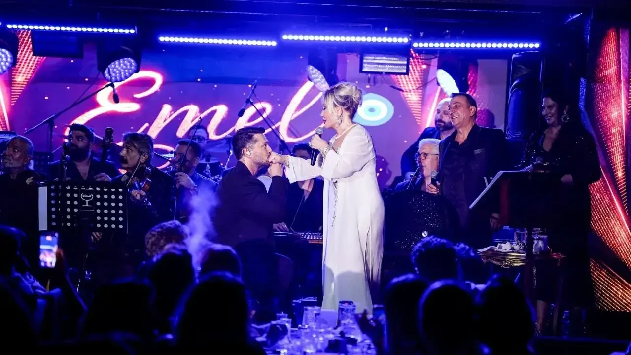 Emel Sayın ve Murat Boz’un büyüleyen buluşması herkesi mest etti! 1