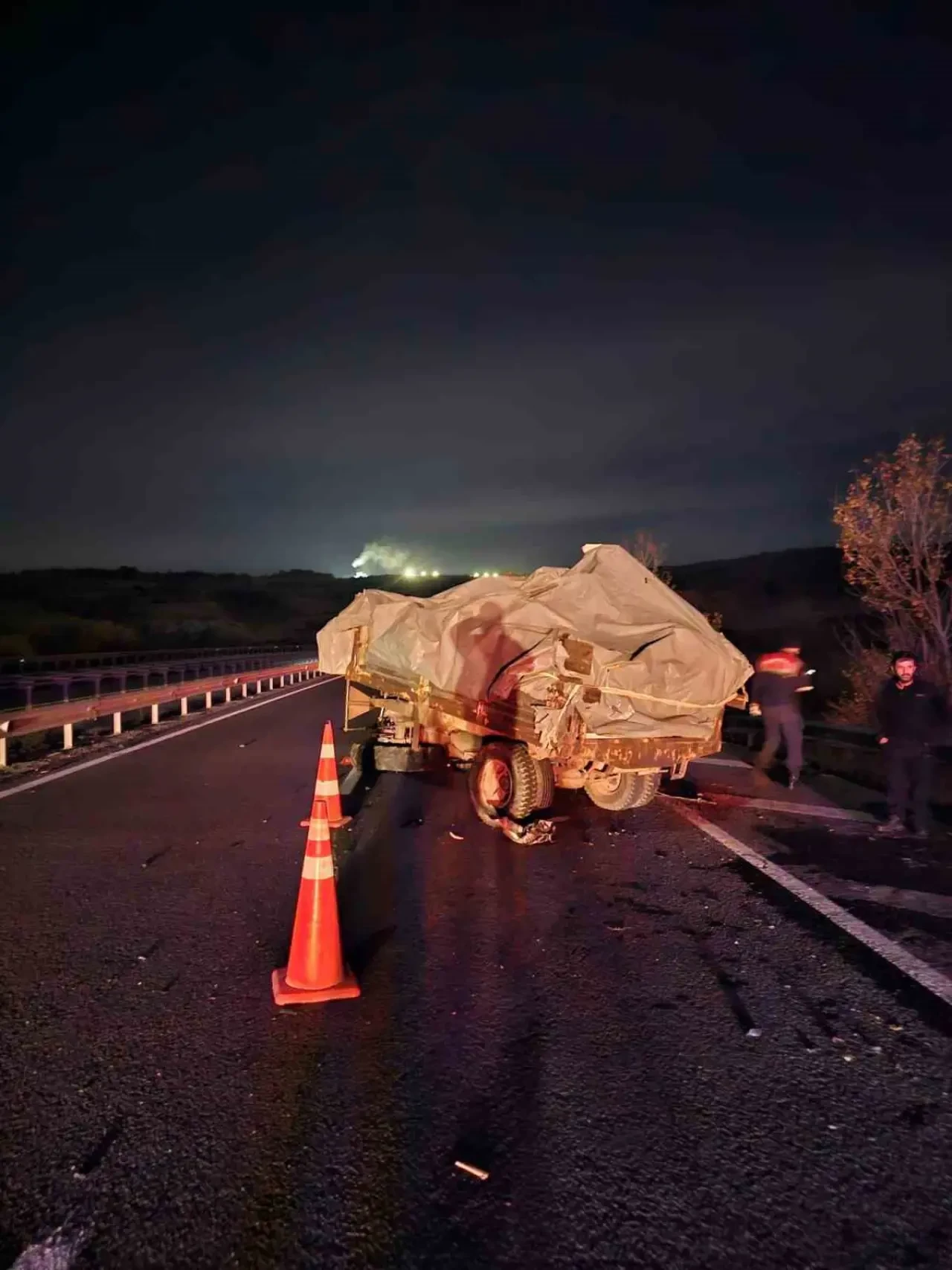 Traktör ve araç kafa kafaya geldi! 1