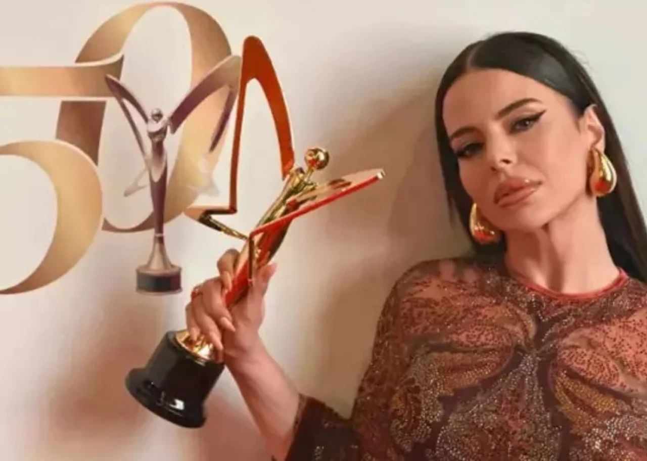 Simge Sağın Altın Kelebek’te Göz Kamaştırdı! İrem Derici’nin Fıstık Gibi Yorumu Olay Oldu