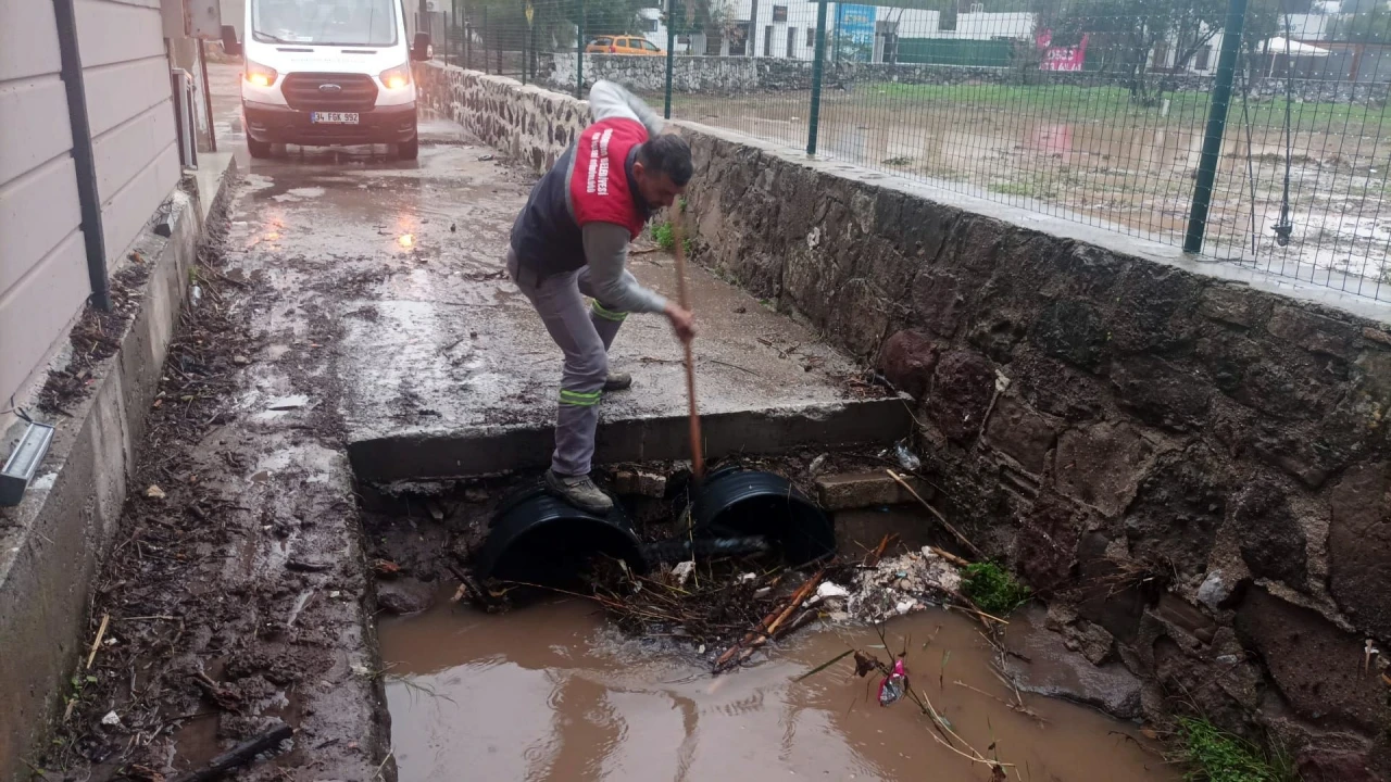 Bodrum'da Sağanak Yağış Araçların Mahsur Kalmasına Sebep Oldu!