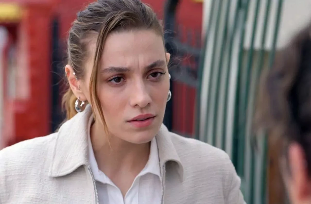 Sümeyye Aydoğan Tarzıyla Geceyi Büyüledi! Altın Kelebek Ödülleri’nde Göz Dolduran Şıklık!